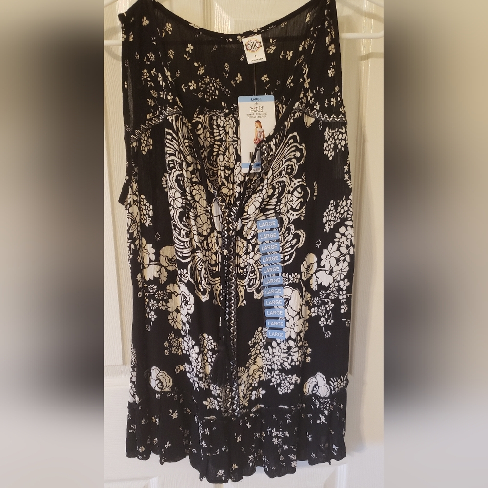 NWT-Black and White Floral Large Top